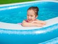 Une fille dans une piscine gonflable.