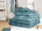 Une pile de serviettes de bain turquoise.