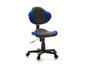 Une chaise de bureau noire et bleue avec des roulettes.
