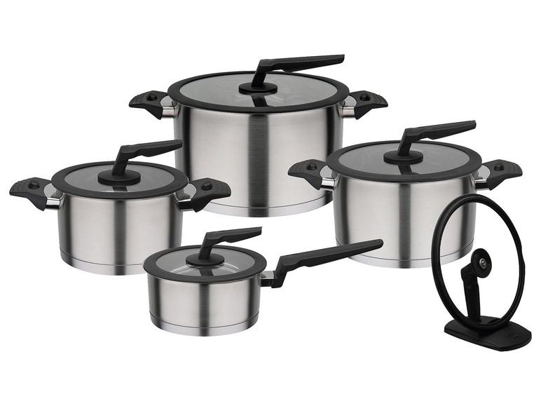 Un ensemble de quatre casseroles avec couvercles en verre.