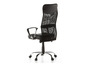Une chaise de bureau noire avec un dossier en maille et des roulettes.