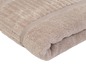 Une serviette douce de couleur beige pliée