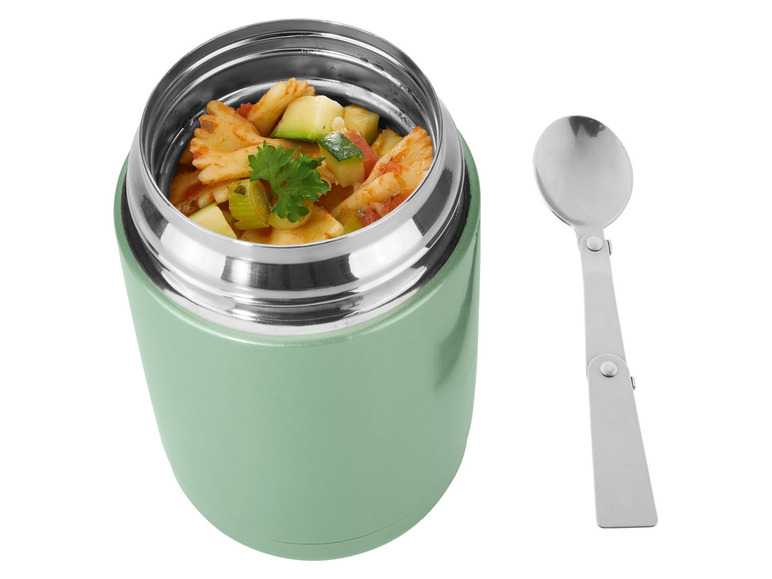 Une thermos verte avec des pâtes, des légumes et une cuillère.
