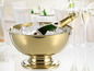 Un seau à champagne doré avec une bouteille de champagne et des verres.