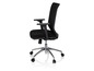 Chaise de bureau noire avec accoudoirs et roulettes.