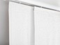 Rideaux à panneaux blancs avec rail au plafond