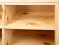 Une armoire en bois avec des étagères.
