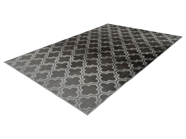 Un tapis gris avec un motif géométrique.