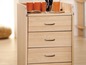 Une commode en bois avec trois tiroirs et un plateau supérieur pour les tasses et la vaisselle.