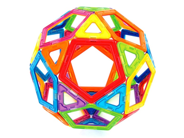 Une construction sphérique faite de blocs de construction magnétiques colorés.