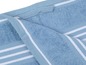 Serviette de bain bleue avec des rayures blanches.