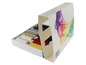 Une boîte de fils à coudre de différentes couleurs.