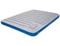 Un matelas pneumatique gris et bleu de High Peak.