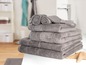 Une pile de serviettes de bain grises avec une étoile de mer.