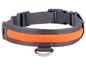 Collier de chien gris avec bande réfléchissante orange.
