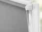 Un store gris avec un système de chaîne blanc.
