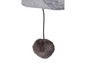 Griffoir pour chat gris avec pompon en peluche.