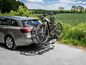 Deux vélos électriques sur un porte-vélos monté sur une voiture.