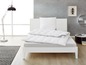 Lit blanc avec couette et oreiller en duvet