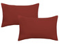 Deux taies d'oreiller rouge foncé.