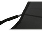 Une chaise noire avec un dossier en maille et des accoudoirs.