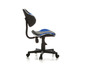 Une chaise de bureau bleue et noire avec des roulettes.
