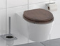Des toilettes avec un siège en bois, un porte-papier toilette et une brosse de toilette.