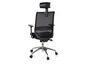 Un fauteuil de bureau noir avec un dossier en maille et un appui-tête.