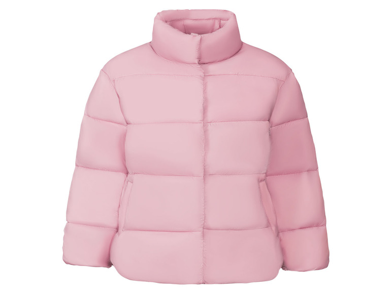 Une veste matelassée rose avec un col montant.