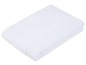 Une serviette blanche pliée sur un fond blanc.