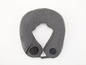 Un coussin de nuque gris avec un bouton noir.
