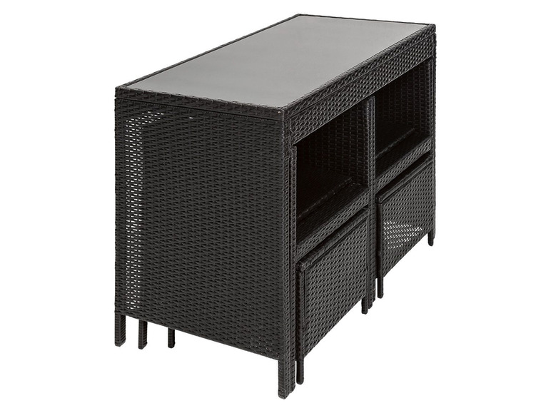 Une table en osier noire avec rangement et deux tables d'appoint.