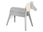 Un cheval en bois jouet avec un cadre gris et des cordes blanches.