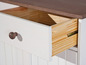 Un tiroir blanc avec un intérieur en bois, partiellement ouvert.