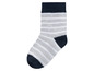 Une chaussette rayée avec un bord bleu foncé.
