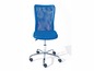 Une chaise de bureau bleue avec un dossier en maille et des roulettes.