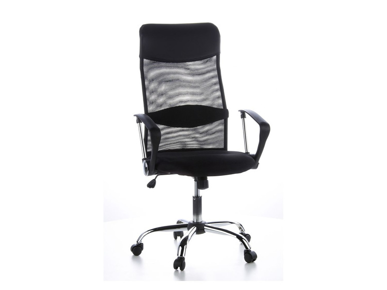 Chaise de bureau noire avec dossier en mesh et accoudoirs.