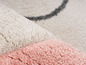 Tapis beige et rose avec un motif géométrique.