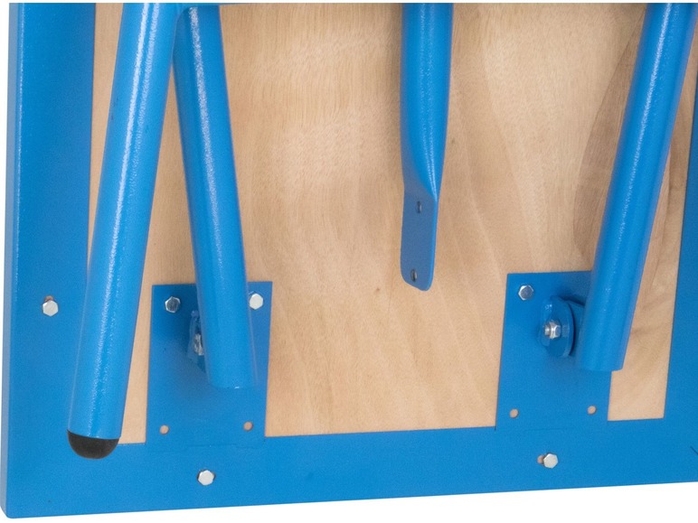 Le dessous d'une table pliante en bois bleue.