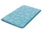 Un tapis de bain bleu avec un motif de pierres.