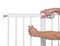 Une barrière de sécurité blanche de la marque Safety 1st s'ouvre.