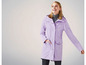 Femme portant un imperméable violet à capuche.