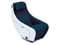 Un fauteuil de massage blanc avec un revêtement bleu foncé.