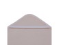 Un protège-matelas en coton blanc avec une bande élastique.