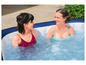 Deux femmes se détendent dans un jacuzzi gonflable.