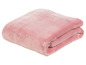 Une couverture en peluche rose pliée sur un fond blanc.