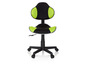 Un fauteuil de bureau noir avec des accents verts sur roulettes.