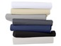 Une pile de draps de lit de différentes couleurs, dont blanc, beige, gris et bleu foncé.