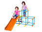 Deux enfants jouent sur une aire de jeux bleue avec un toboggan orange.