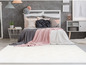 Un tapis blanc avec un motif géométrique dans une chambre à coucher.